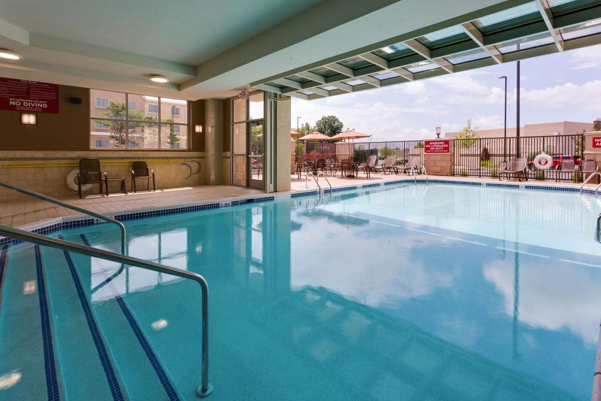 Drury Plaza East Hotel 3*