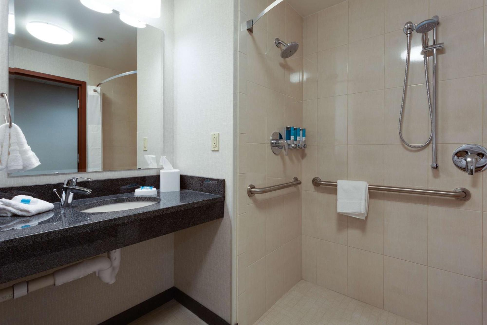 Hotel Drury Plaza East 3*