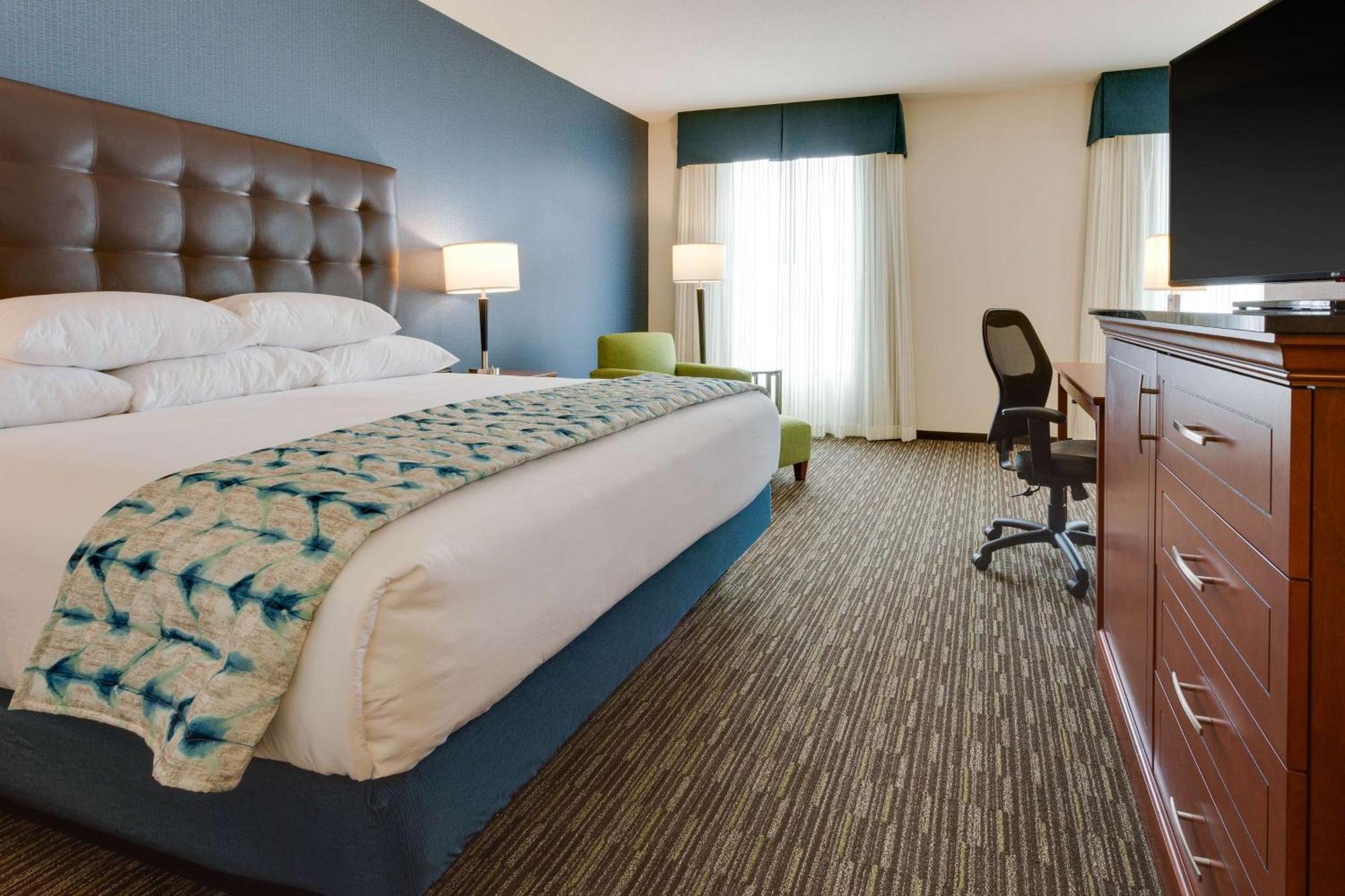 Drury Plaza East 3*