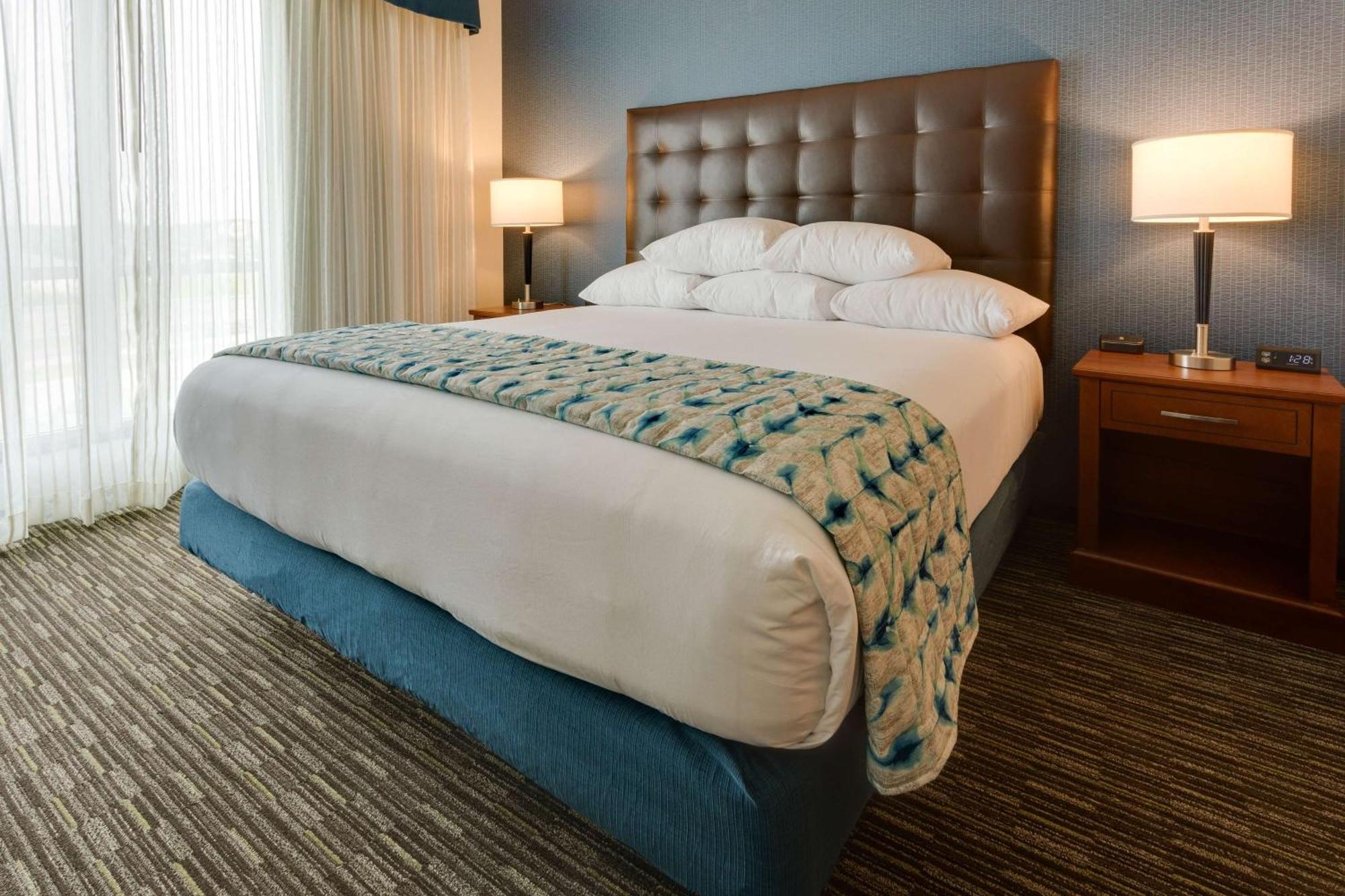 Drury Plaza East 3*